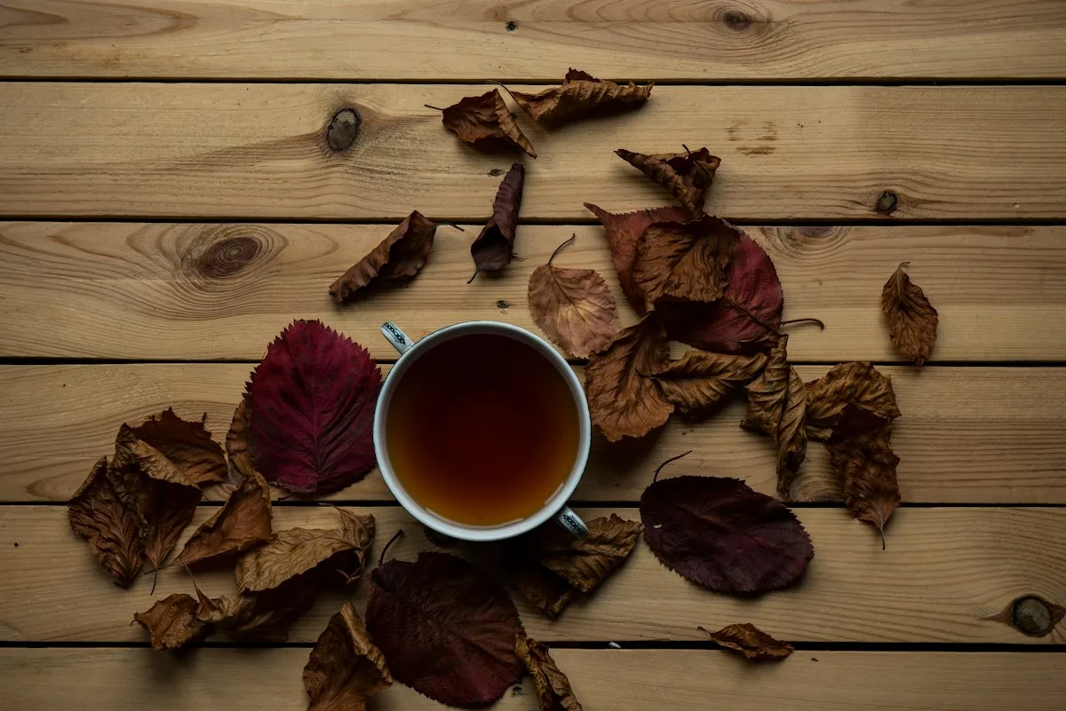Tasse de thé sur une surface en bois