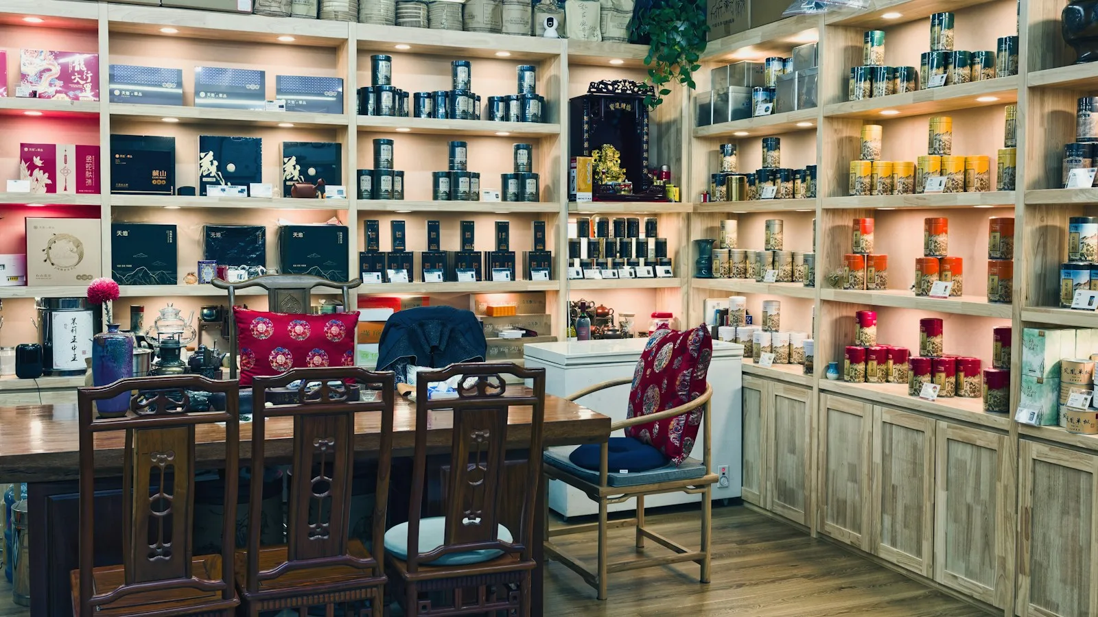 Rayons de thés et tisanes dans une boutique spécialisée