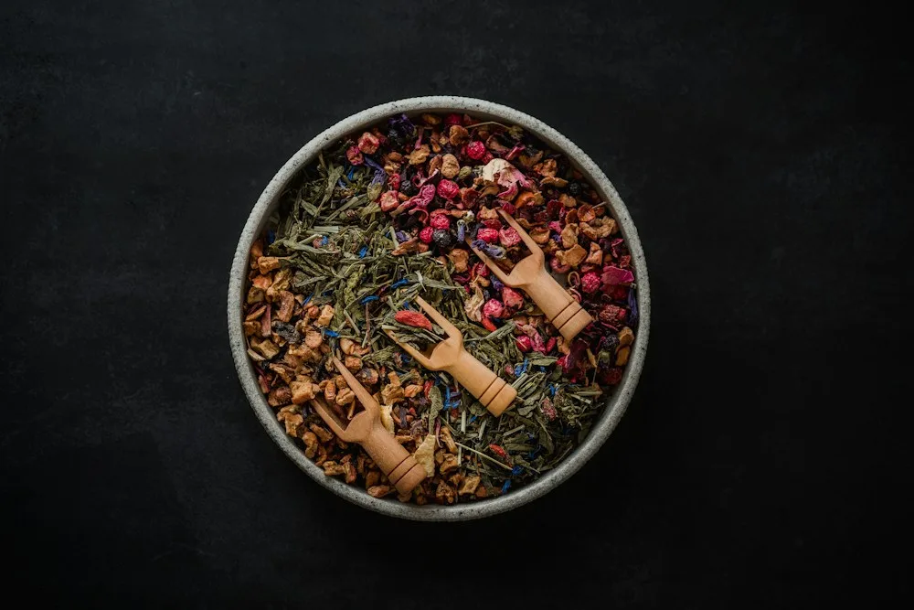 Bol de plantes et herbes pour tisanes