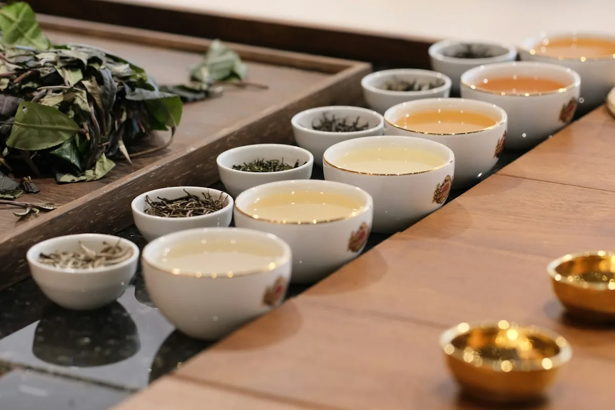 Tasses de thé et feuilles de thé arrangées pour une dégustation
